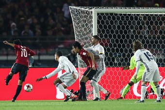 Kashima Antlers midfielder Gaku Shibasaki (L) shoots to score during the Club World Cup football final match between Kashima Antlers of Japan and Real Madrid of Spain at Yokohama International stadium in Yokohama on December 18, 2016. / AFP / Behrouz MEHR