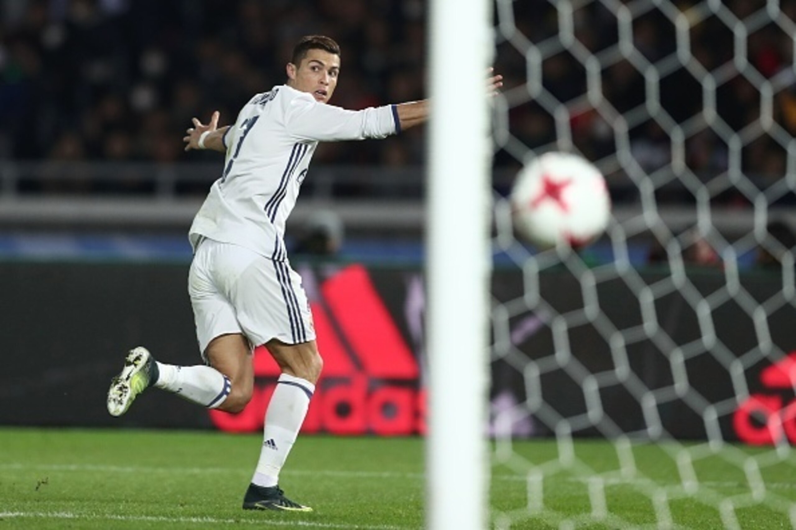 Real Madrid forward Cristiano Ronaldo celebrates scoring during extra-time of the Club World Cup football final match between Kashima Antlers of Japan and Real Madrid of Spain at Yokohama International stadium in Yokohama on December 18, 2016. / AFP / Beh