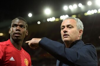 Manchester United's Portuguese manager Jose Mourinho (R) gestures to Manchester United's French midfielder Paul Pogba as he arrives on the pitch ahead of the UEFA Europa League group A football match between Manchester United and Zorya Luhansk at Old Traf