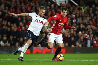 MANCHESTER, ENGLAND - DECEMBER 11: Henrikh Mkhitaryan of Manchester United and Toby Alderweireld of Tottenham Hotspur compete for the ball during the Premier League match between Manchester United and Tottenham Hotspur at Old Trafford on December 11, 2016