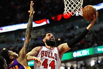 CHICAGO, IL - NOVEMBER 30: Nikola Mirotic #44 of the Chicago Bulls drives past Brandon Ingram #14 of the Los Angeles Lakers at the United Center on November 30, 2016 in Chicago, Illinois. The Lakers defeated the Bulls 96-90. (Photo by Jonathan Daniel/Gett