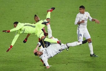 Real Madrid goalkeeper Keylor Navas (L) collides with teammate Sergio Ramos (bottom C) and Kashima Antlers midfielder Fabricio (top C) as Real Madrid midfielder Casemiro (R) looks on during the Club World Cup football final match between Kashima Antlers o