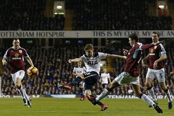 Tottenham Hotspur's Welsh defender Ben Davies (C) has an unsuccessful shot during the English Premier League football match between Tottenham Hotspur and Burnley at White Hart Lane in London, on December 18, 2016. / AFP / Ian KINGTON / RESTRICTED TO EDITO