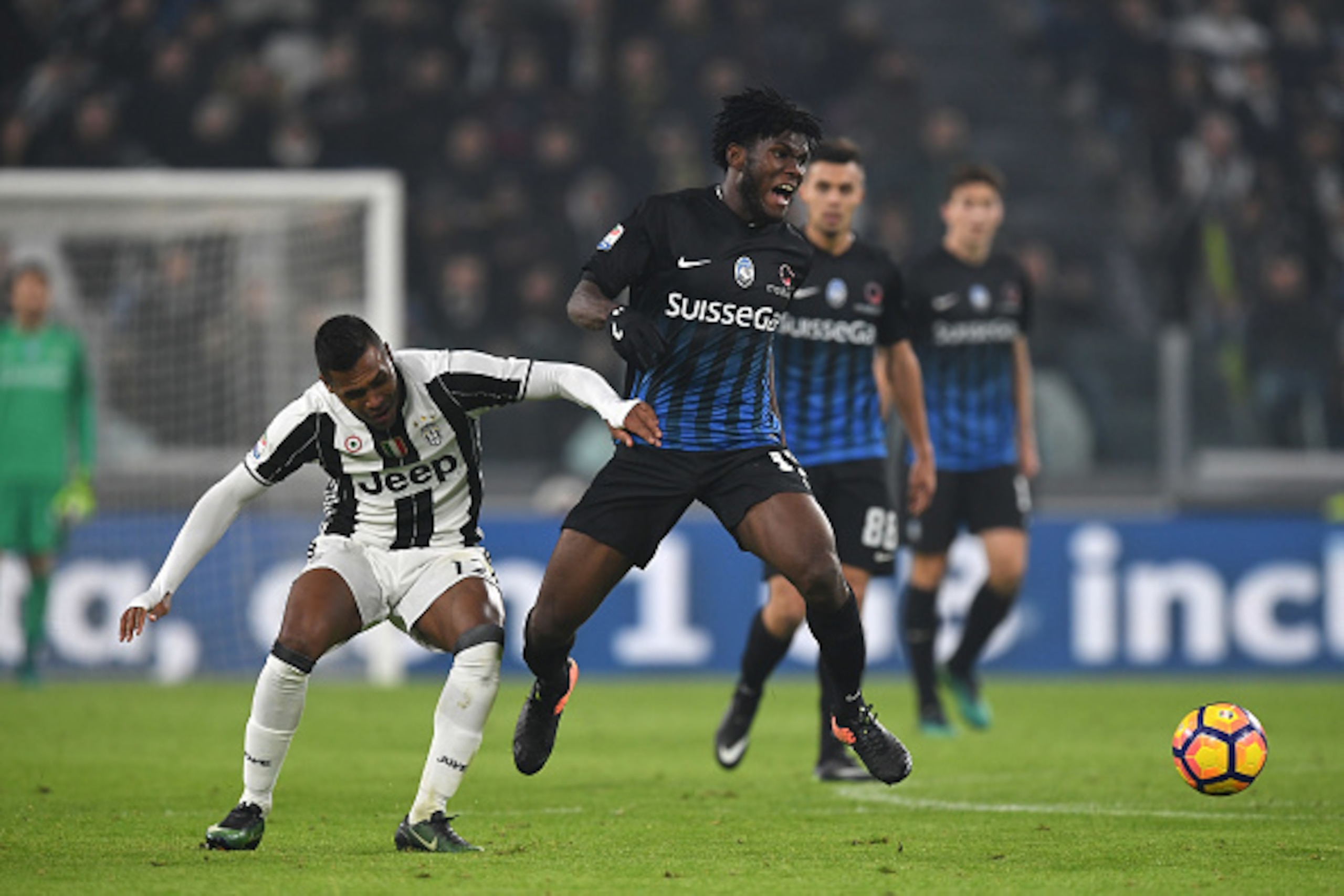 TURIN, ITALY - DECEMBER 03:  Alex Sandro (L) of Juventus FC tackles Franck Kessie of Atalanta BC during the Serie A match between Juventus FC and Atalanta BC at Juventus Stadium on December 3, 2016 in Turin, Italy.  (Photo by Valerio Pennicino/Getty Image