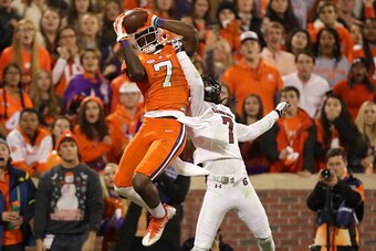 CLEMSON, SC - NOVEMBER 26:  Mike Williams #7 of the Clemson Tigers makes a touchdown catch over Jamarcus King #7 of the South Carolina Gamecocks during their game at Memorial Stadium on November 26, 2016 in Clemson, South Carolina.  (Photo by Streeter Lec