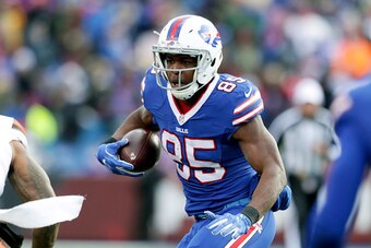 ORCHARD PARK, NY - DECEMBER 18:   Charles Clay #85 of the Buffalo Bills runs the ball after the catch against the Cleveland Browns during the first half at New Era Field on December 18, 2016 in Orchard Park, New York.  (Photo by Brett Carlsen/Getty Images