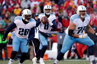 KANSAS CITY, MO - DECEMBER 18:  Quarterback Marcus Mariota #8 of the Tennessee Titans in action during the game against the Kansas City Chiefs at Arrowhead Stadium on December 18, 2016 in Kansas City, Missouri.  (Photo by Jamie Squire/Getty Images)