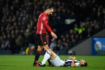 WEST BROMWICH, ENGLAND - DECEMBER 17:  Zlatan Ibrahimovic of Manchester United (L) and Craig Dawson of West Bromwich Albion (R) clash during the Premier League match between West Bromwich Albion and Manchester United at The Hawthorns on December 17, 2016 
