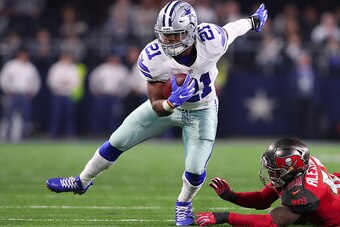 ARLINGTON, TX - DECEMBER 18:  Ezekiel Elliott #21 of the Dallas Cowboys carries the ball during the first quarter against the Tampa Bay Buccaneers at AT&T Stadium on December 18, 2016 in Arlington, Texas. (Photo by Tom Pennington/Getty Images)