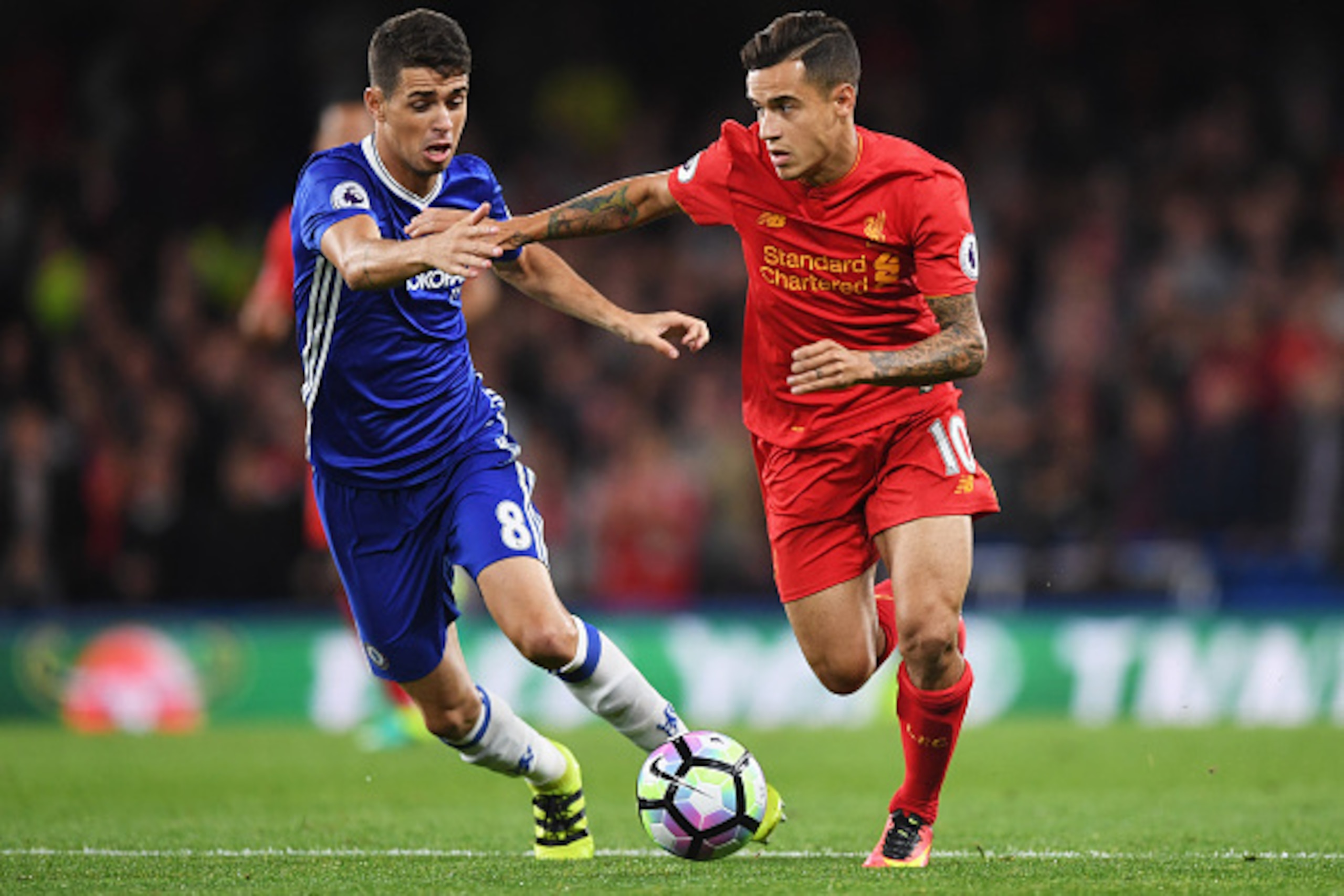 LONDON, ENGLAND - SEPTEMBER 16:  Philippe Coutinho of Liverpool is chased by Oscar of Chelsea during the Premier League match between Chelsea and Liverpool at Stamford Bridge on September 16, 2016 in London, England.  (Photo by Shaun Botterill/Getty Image