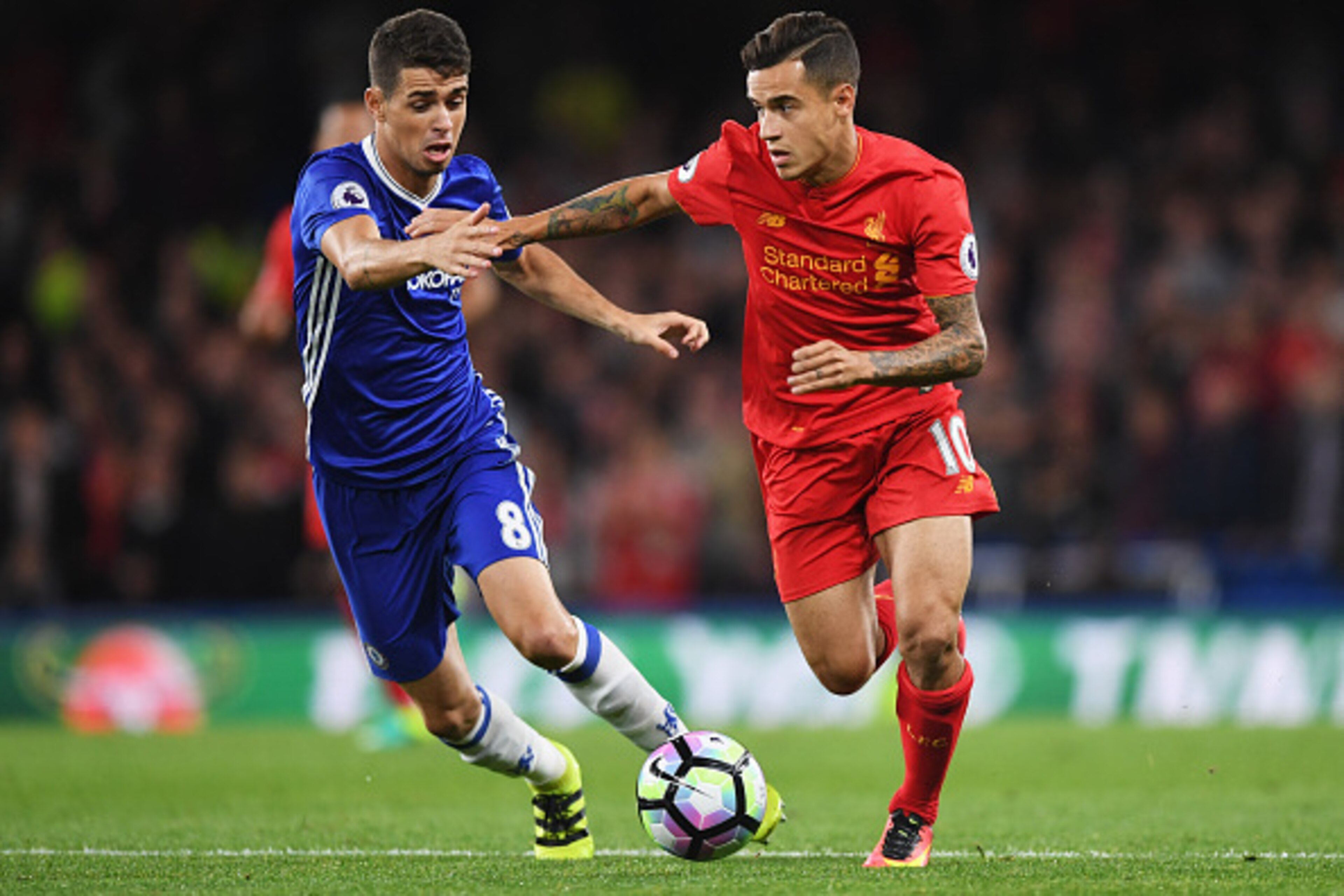 LONDON, ENGLAND - SEPTEMBER 16:  Philippe Coutinho of Liverpool is chased by Oscar of Chelsea during the Premier League match between Chelsea and Liverpool at Stamford Bridge on September 16, 2016 in London, England.  (Photo by Shaun Botterill/Getty Image