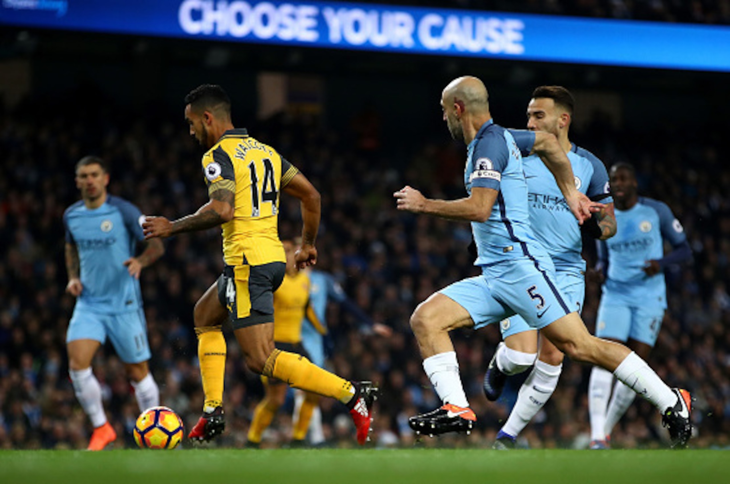 MANCHESTER, ENGLAND - DECEMBER 18: Theo Walcott of Arsenal (L) runs through to scores his sides first goal during the Premier League match between Manchester City and Arsenal at the Etihad Stadium on December 18, 2016 in Manchester, England. (Photo by Cl MANCHESTER, ENGLAND - DECEMBER 18: Theo Walcott of Arsenal (L) runs through to scores his sides first goal during the Premier League match between Manchester City and Arsenal at the Etihad Stadium on December 18, 2016 in Manchester, England. (Photo by Cl