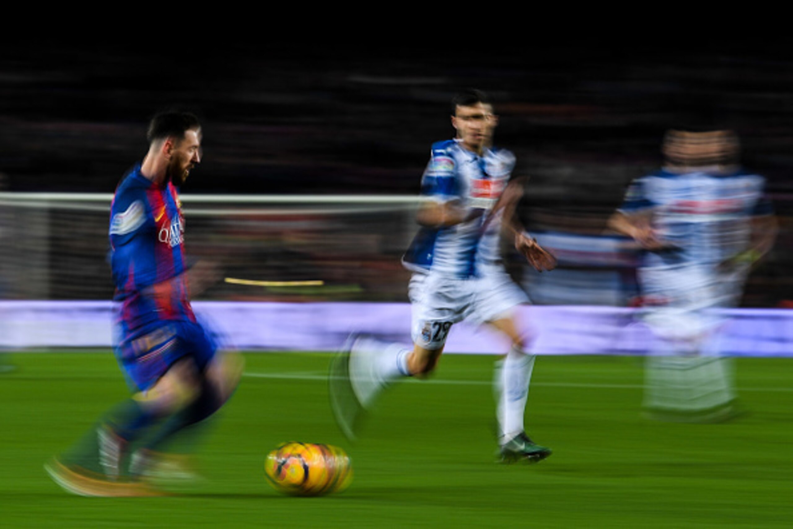 BARCELONA, SPAIN - DECEMBER 18:  Lionel Messi of FC Barcelona runs with the ball during the La Liga match between FC Barcelona and RCD Espanyol at the Camp Nou stadium on December 18, 2016 in Barcelona, Spain.  (Photo by David Ramos/Getty Images)
