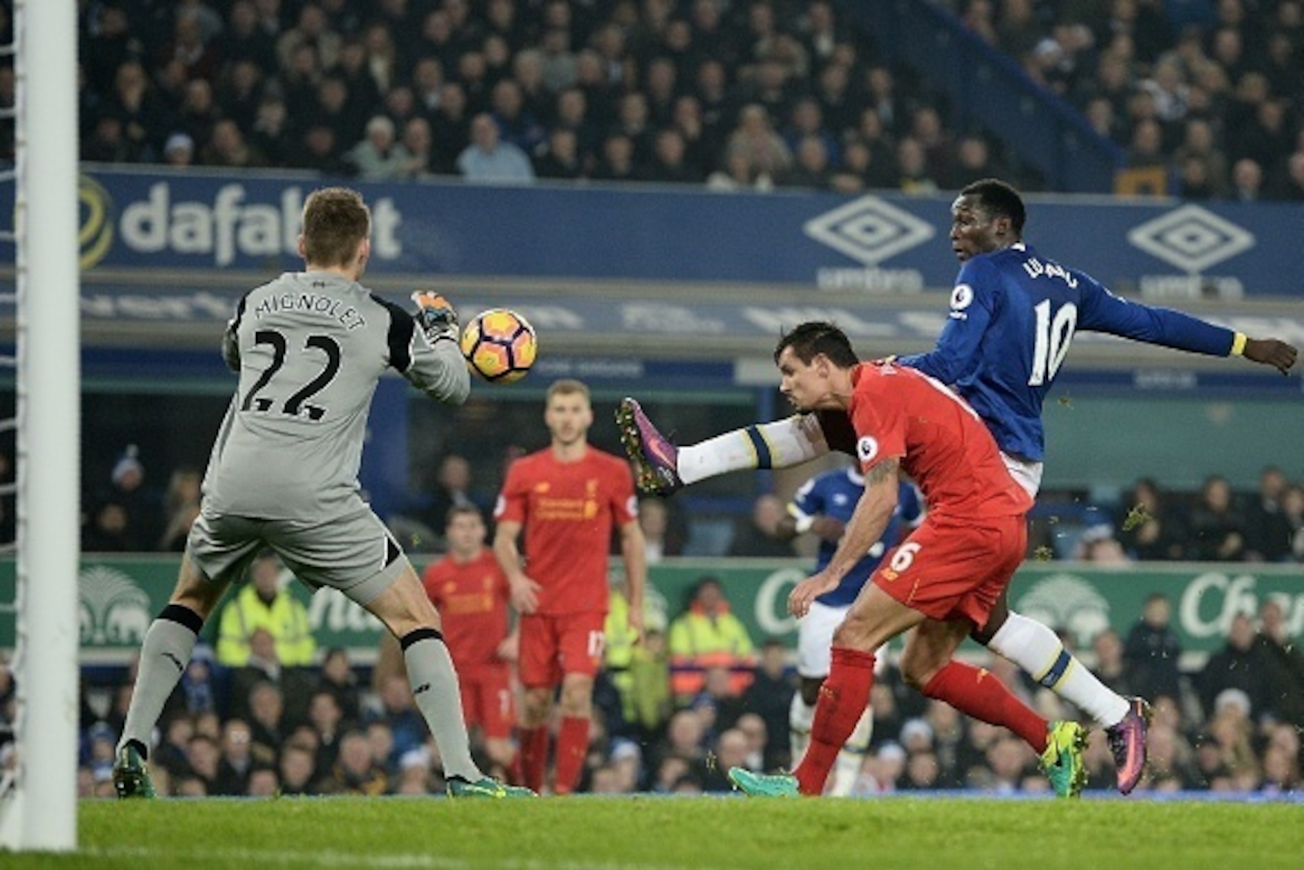 Everton's Belgian striker Romelu Lukaku (R) vies with Liverpool's Belgian goalkeeper Simon Mignolet (L) and Liverpool's Croatian defender Dejan Lovren during the English Premier League football match between Everton and Liverpool at Goodison Park in Liver