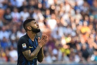Inter Milan's Brazilian forward Gabriel Barbosa reacts during the Italian Serie A football match Inter Milan vs Bologna at the San Siro stadium in Milan on September 25,  2016.  / AFP / GIUSEPPE CACACE        (Photo credit should read GIUSEPPE CACACE/AFP/