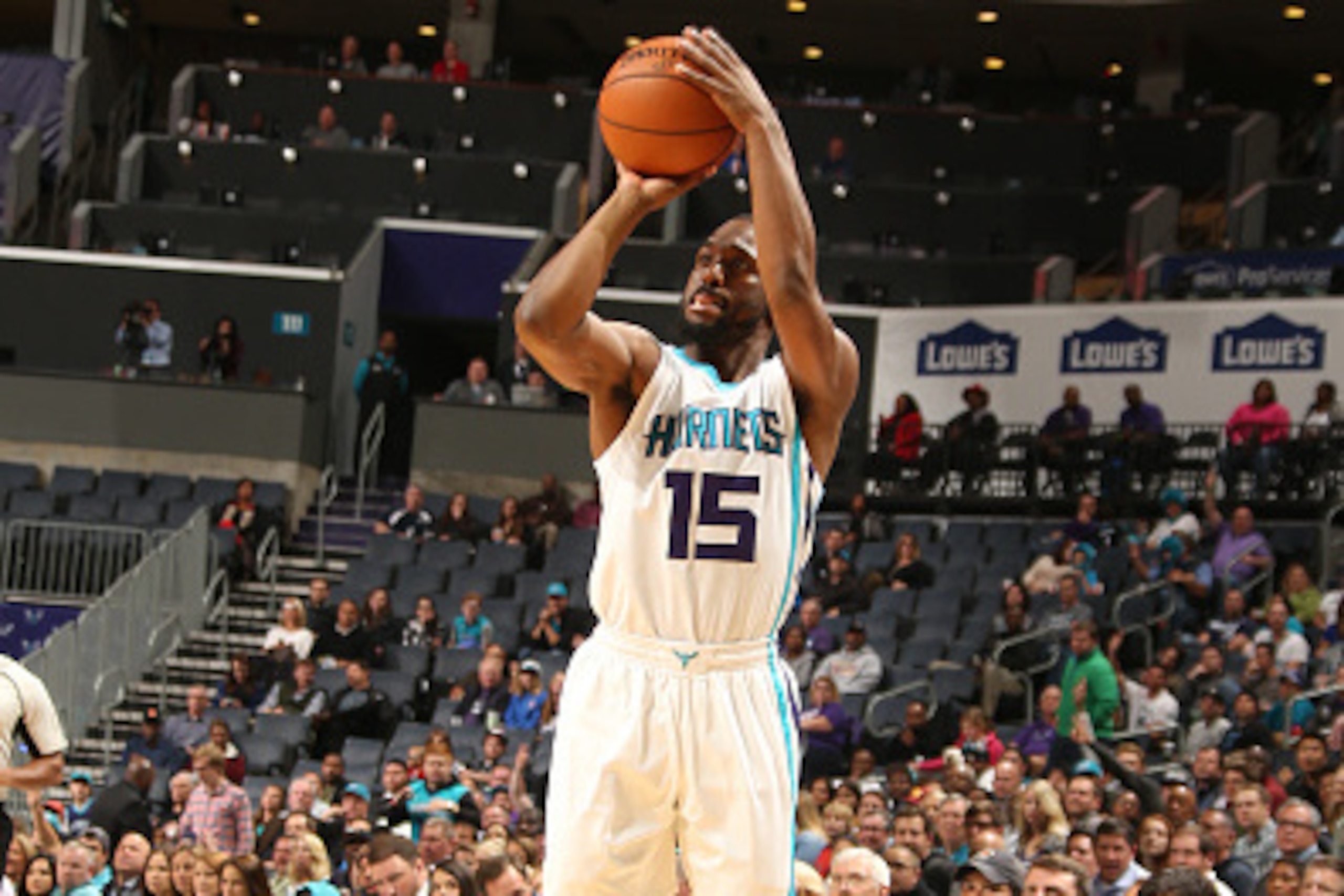CHARLOTTE, NC - NOVEMBER 7:  Kemba Walker #15 of the Charlotte Hornets shoots the ball during a game against the Indiana Pacers on November 7, 2016 at the Spectrum Center in Charlotte, North Carolina. NOTE TO USER: User expressly acknowledges and agrees t
