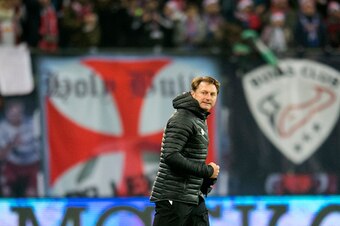 Leipzig´s Austrian head coach Ralph Hasenhuettl gestures during the German first division Bundesliga football match between RB Leipzig and Hertha BSC Berlin in Leipzig, eastern Germany on December 17, 2016.   / AFP / Robert MICHAEL / RESTRICTIONS: DURING 
