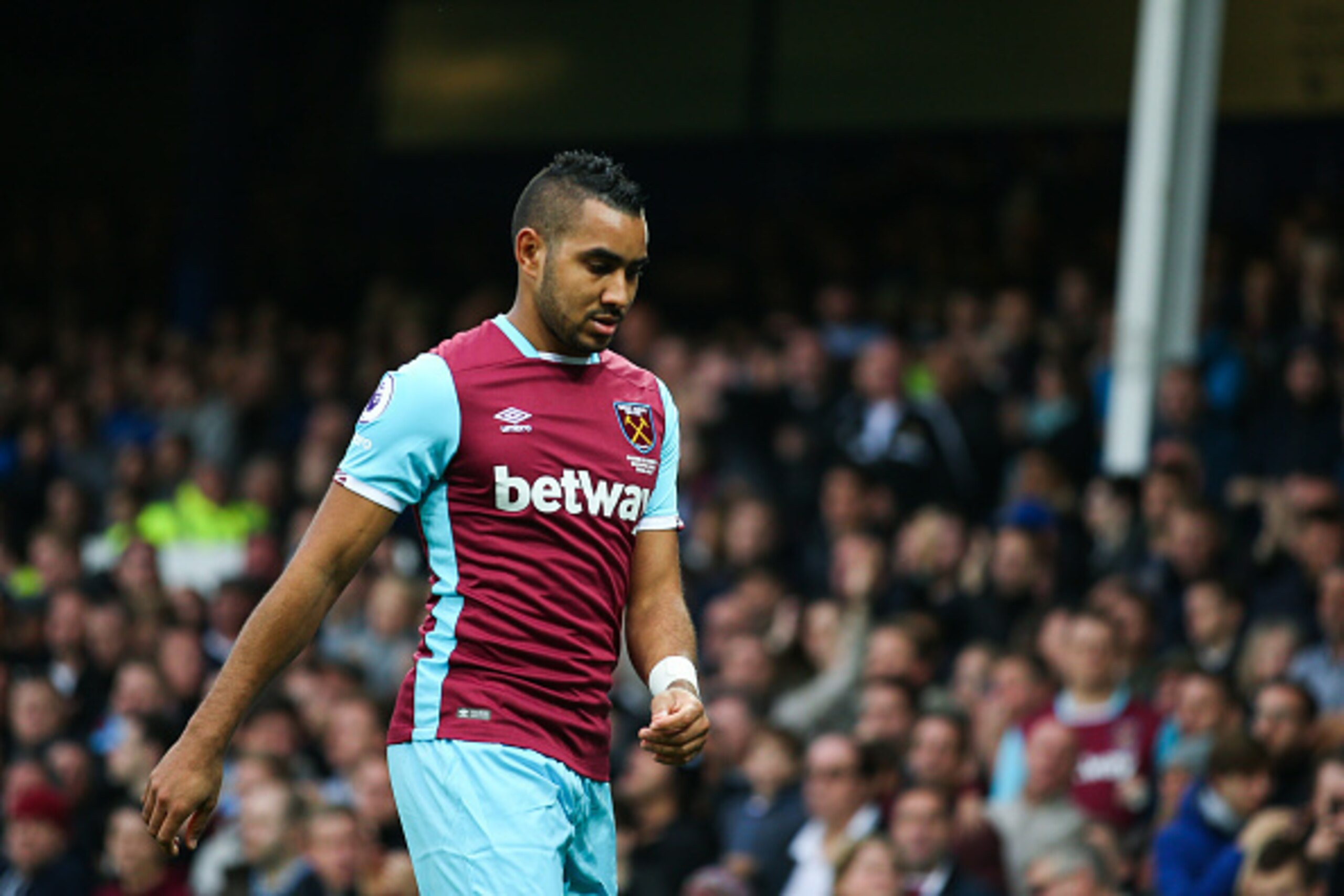 LIVERPOOL, ENGLAND - OCTOBER 30: Dimitri Payet of West Ham United during the Premier League match between Everton and West Ham United at Goodison Park on October 30, 2016 in Liverpool, England. (Photo by Robbie Jay Barratt - AMA/Getty Images) LIVERPOOL, ENGLAND - OCTOBER 30: Dimitri Payet of West Ham United during the Premier League match between Everton and West Ham United at Goodison Park on October 30, 2016 in Liverpool, England. (Photo by Robbie Jay Barratt - AMA/Getty Images)
