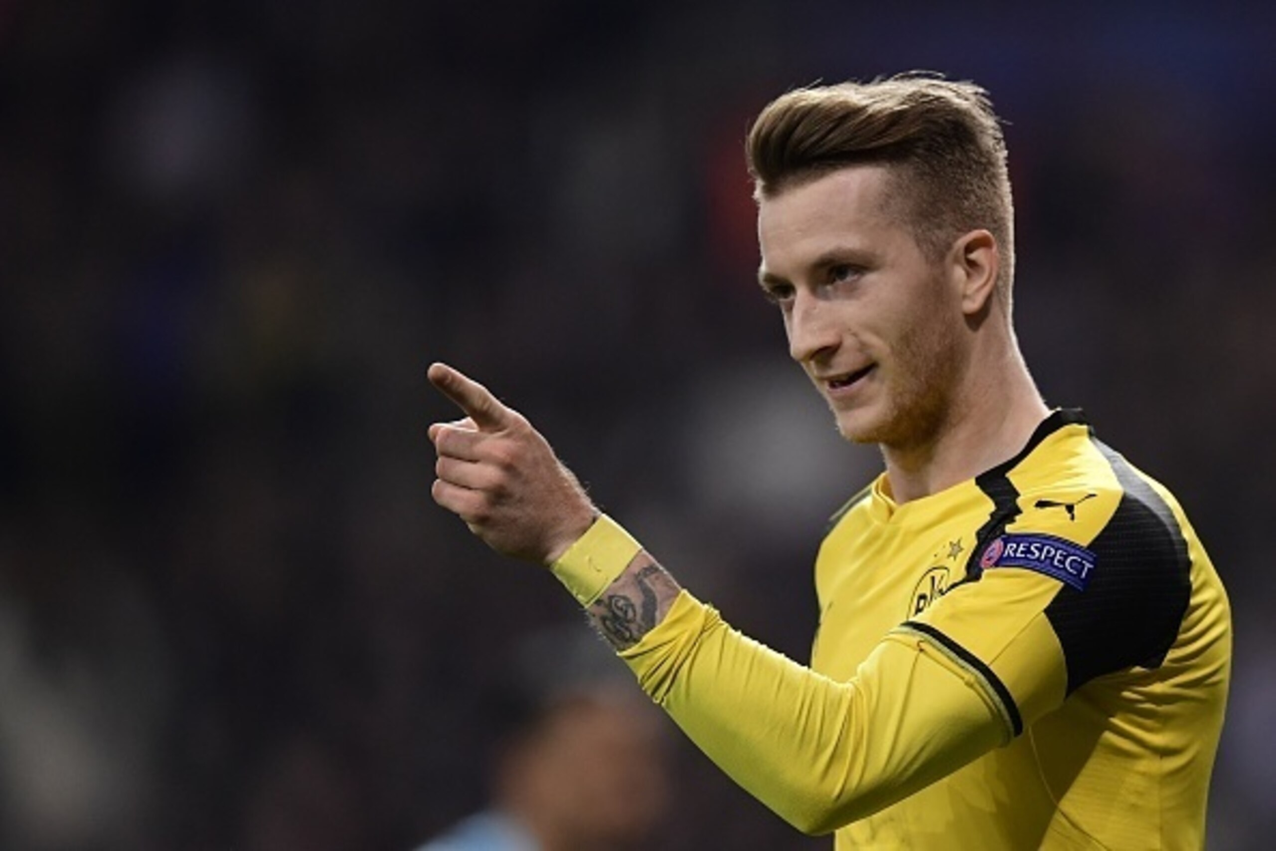 Dortmund's midfielder Marco Reus celebrates a goal during the UEFA Champions League football match Real Madrid CF vs Borussia Dortmund at the Santiago Bernabeu stadium in Madrid on December 7, 2016. / AFP / JAVIER SORIANO        (Photo credit should read 
