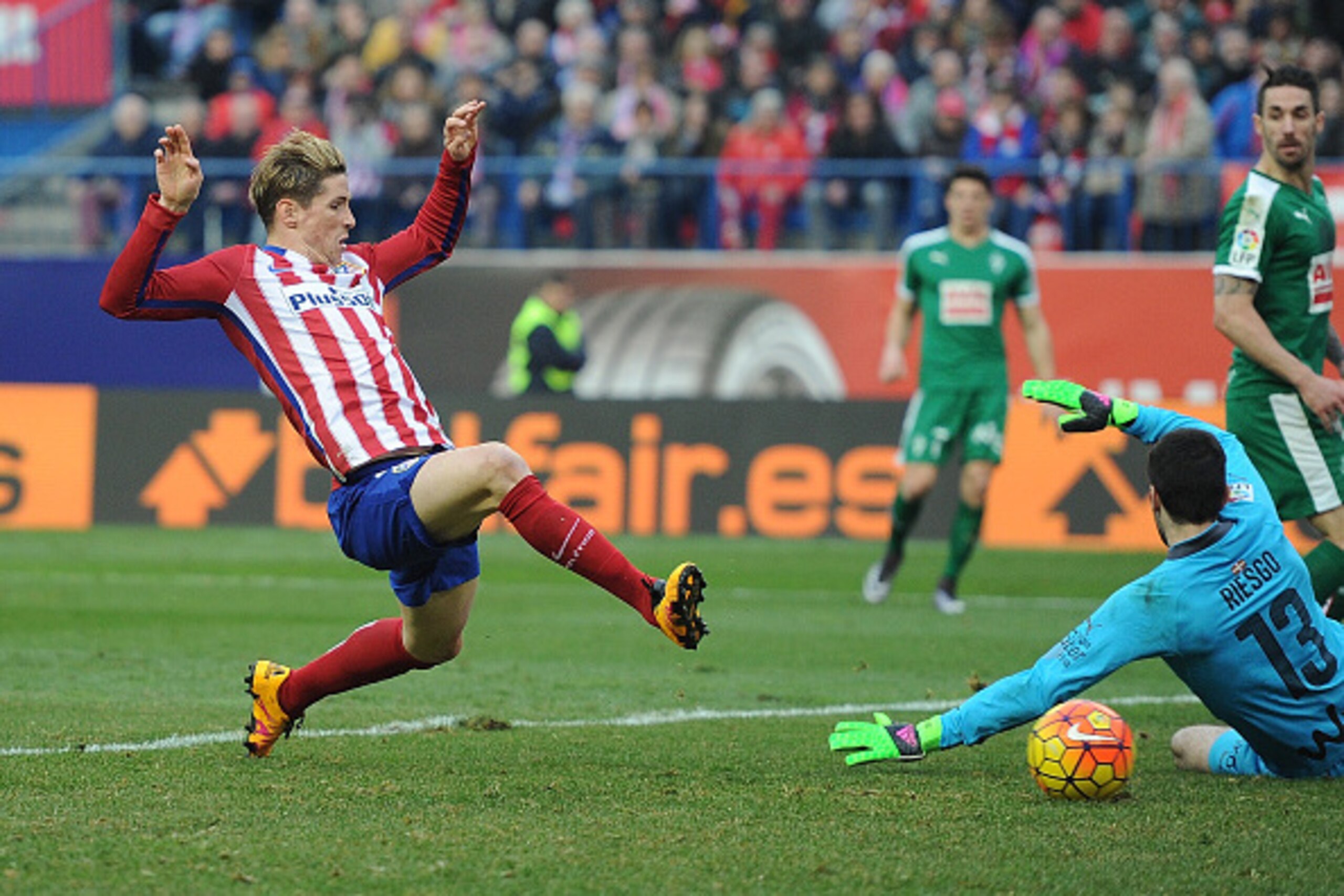 MADRID, SPAIN - FEBRUARY 06: Fernando Torres of Club Atletico de Madrid scores his team's 3rd goal against Asier Riesgo of SD Eibar during the La Liga match between Club Atletico de Madrid and SD Eibar at Vicente Calderon Stadium on February 6, 2016 in M MADRID, SPAIN - FEBRUARY 06: Fernando Torres of Club Atletico de Madrid scores his team's 3rd goal against Asier Riesgo of SD Eibar during the La Liga match between Club Atletico de Madrid and SD Eibar at Vicente Calderon Stadium on February 6, 2016 in M