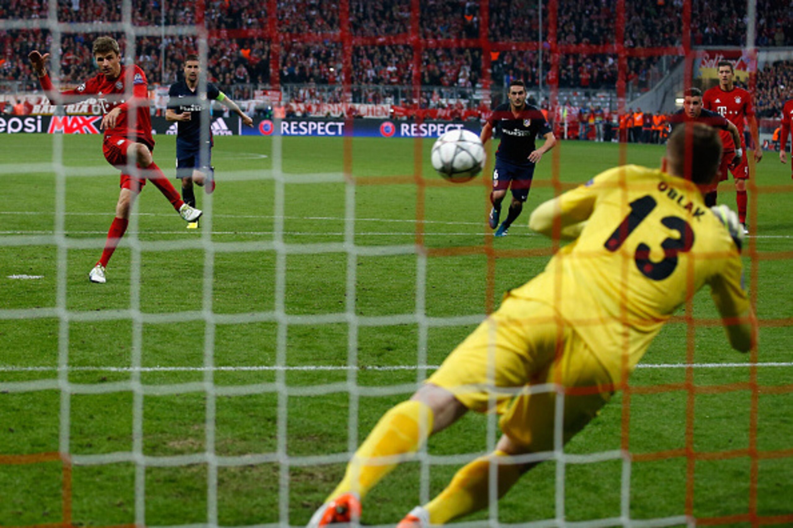 MUNICH, GERMANY - MAY 03:  Goalkeeper Jan Oblak of Atletico Madrid saves a penalty of Thomas Mueller of Bayern Muenchen during UEFA Champions League semi final second leg match between FC Bayern Muenchen and Club Atletico de Madrid at Allianz Arena on May
