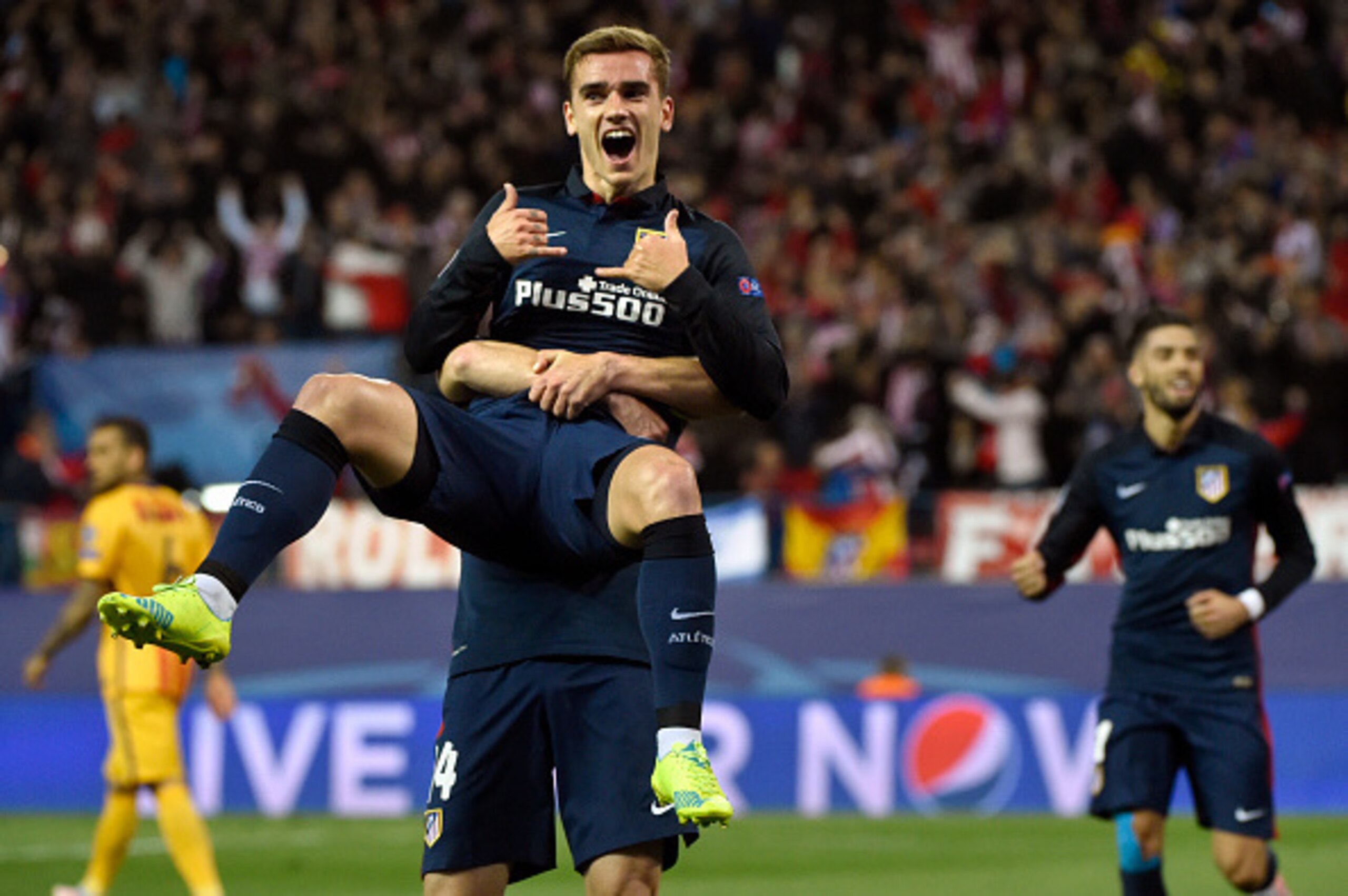 TOPSHOT - Atletico Madrid's French forward Antoine Griezmann celebrates a goal during the Champions League quarter-final second leg football match Club Atletico de Madrid VS FC Barcelona at the Vicente Calderon stadium in Madrid on April 13, 2016. / AFP /