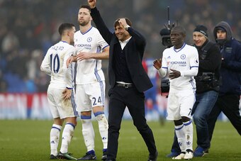 Chelsea's Italian head coach Antonio Conte (C) applauds the fans following the English Premier League football match between Crystal Palace and Chelsea at Selhurst Park in south London on December 17, 2016.
Cheslea won the match 1-0. / AFP / Adrian DENNIS