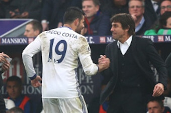 LONDON, ENGLAND - DECEMBER 17: Diego Costa of Chelsea (L) celebrates scoring his sides first goal with Antonio Conte, Manager of Chelsea (R) during the Premier League match between Crystal Palace and Chelsea at Selhurst Park on December 17, 2016 in London