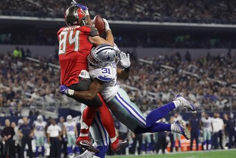 ARLINGTON, TX - DECEMBER 18:  Cameron Brate #84 of the Tampa Bay Buccaneers catches a touchdown pass from Jameis Winston #3 during the third quarter against the Dallas Cowboys at AT&T Stadium on December 18, 2016 in Arlington, Texas. (Photo by Ronald Mart
