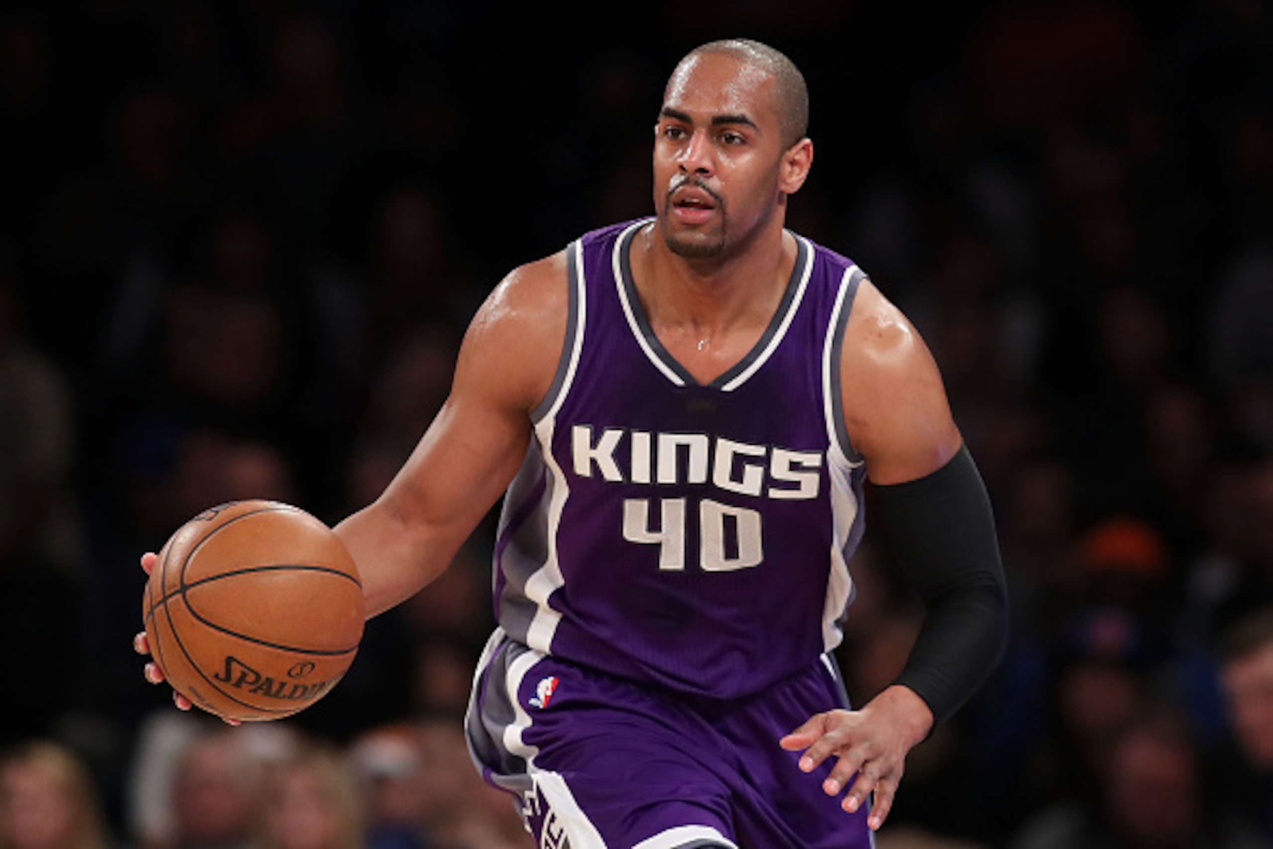 NEW YORK, NY - DECEMBER 04:  Arron Afflalo #40 of the Sacramento Kings dribbles up court against the New York Knicks during the first half at Madison Square Garden on December 4, 2016 in New York City. NOTE TO USER: User expressly acknowledges and agrees 