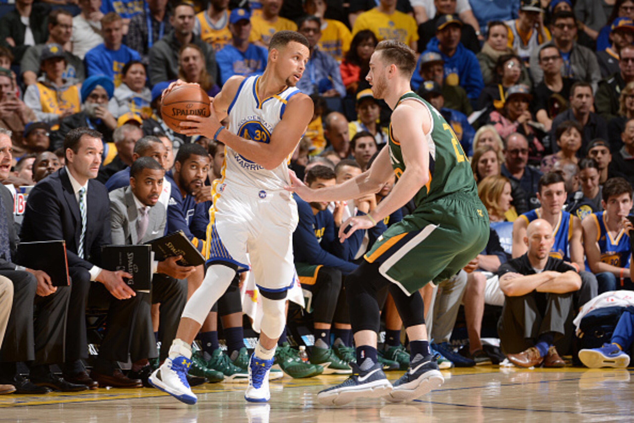 OAKLAND, CA - DECEMBER 20: Stephen Curry #30 of the Golden State Warriors handles the ball against the Utah Jazz on December 20, 2016 at ORACLE Arena in Oakland, California. NOTE TO USER: User expressly acknowledges and agrees that, by downloading and or 