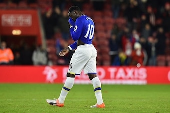 Everton's Belgian striker Romelu Lukaku reacts to their defeat on the pitch after the English Premier League football match between Southampton and Everton at St Mary's Stadium in Southampton, southern England on November 27, 2016.
Southampton won the gam