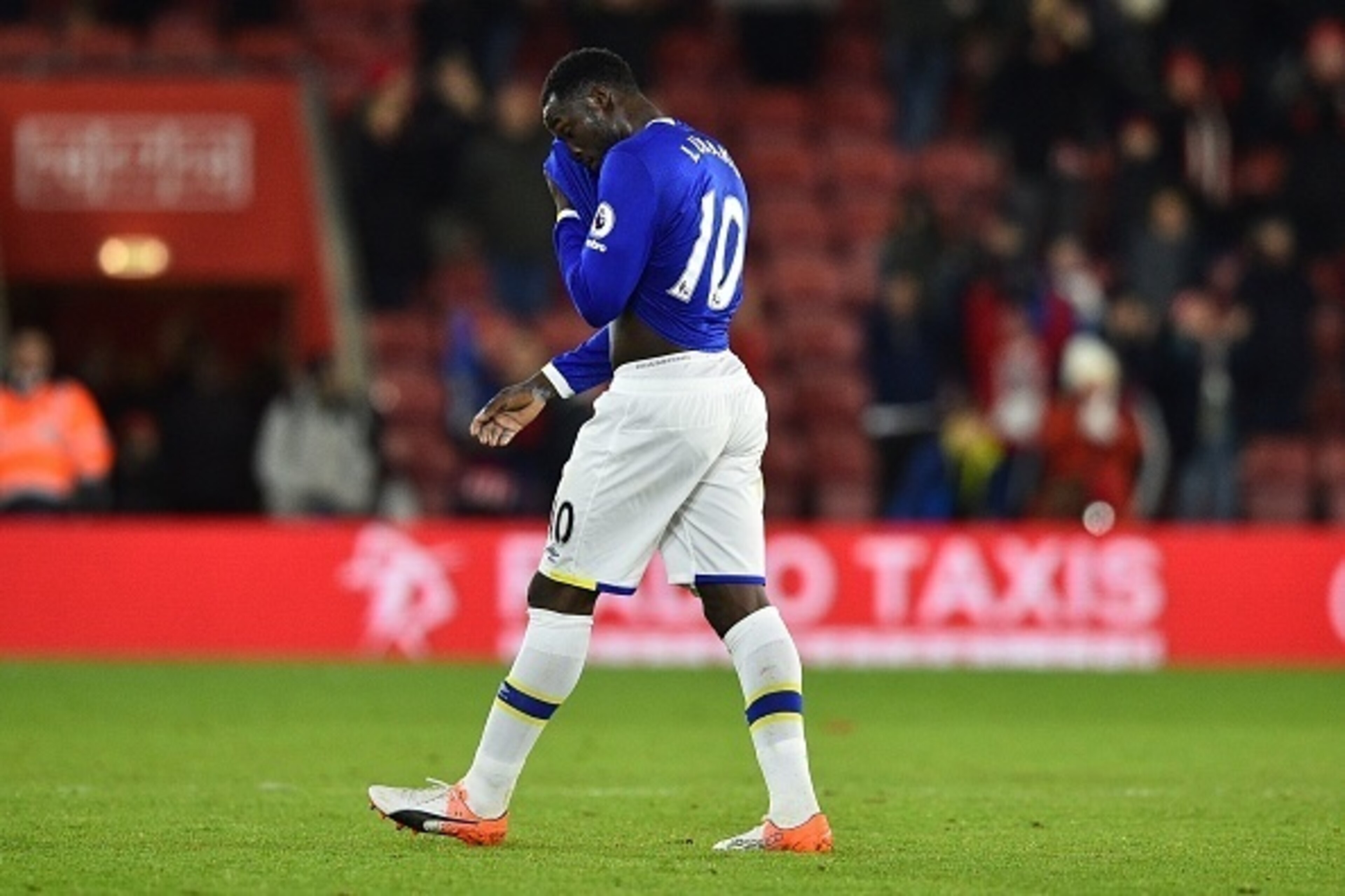 Everton's Belgian striker Romelu Lukaku reacts to their defeat on the pitch after the English Premier League football match between Southampton and Everton at St Mary's Stadium in Southampton, southern England on November 27, 2016.
Southampton won the gam