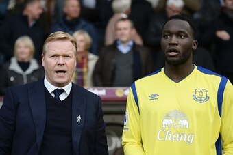 Everton's Dutch manager Ronald Koeman (L) stands with Everton's Belgian striker Romelu Lukaku (R) ahead of the English Premier League football match between Burnley and Everton at Turf Moor in Burnley, north west England on October 22, 2016. / AFP / OLI S