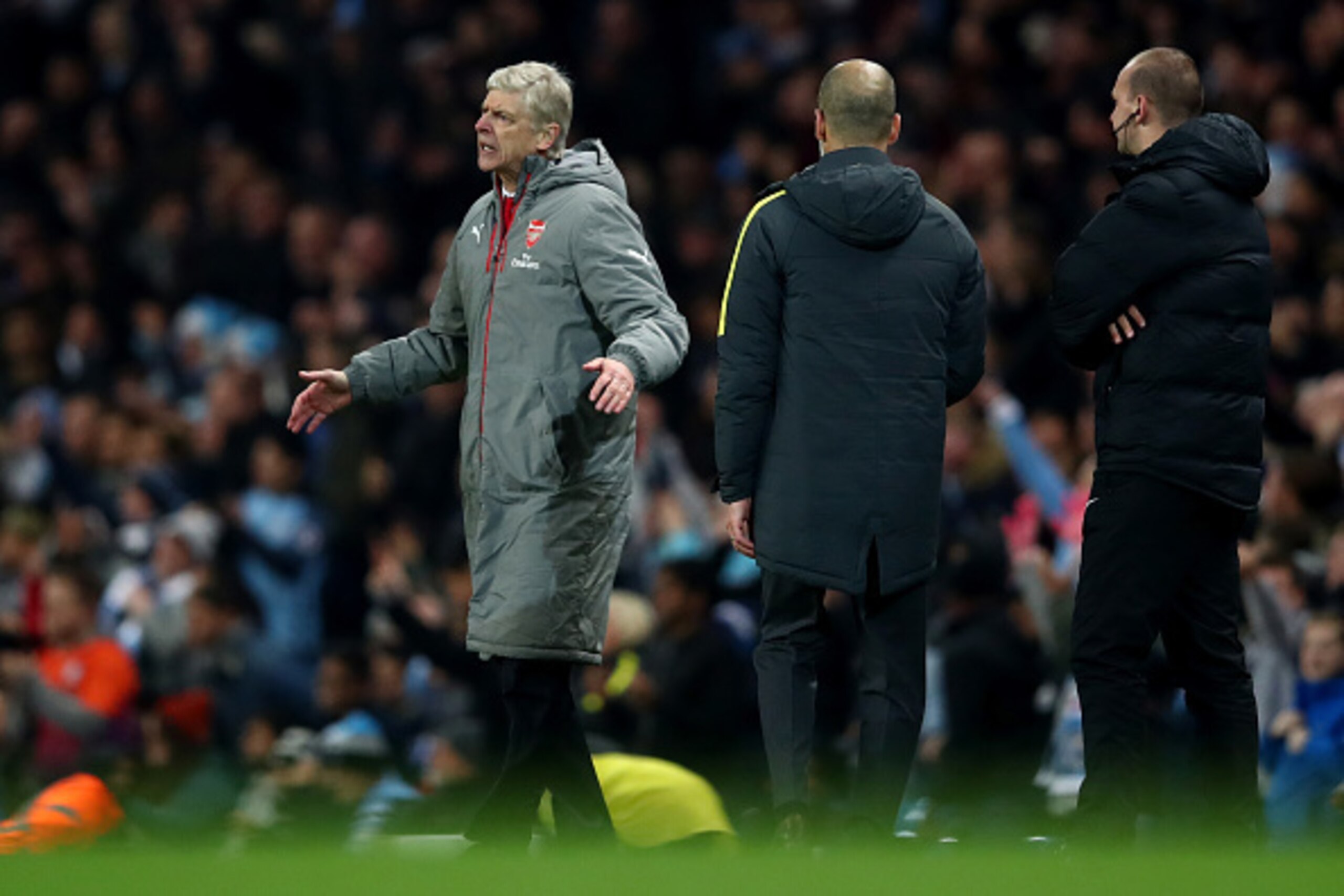 MANCHESTER, ENGLAND - DECEMBER 18: Arsene Wenger, Manager of Arsenal (L) reacts during the Premier League match between Manchester City and Arsenal at the Etihad Stadium on December 18, 2016 in Manchester, England.  (Photo by Clive Brunskill/Getty Images)