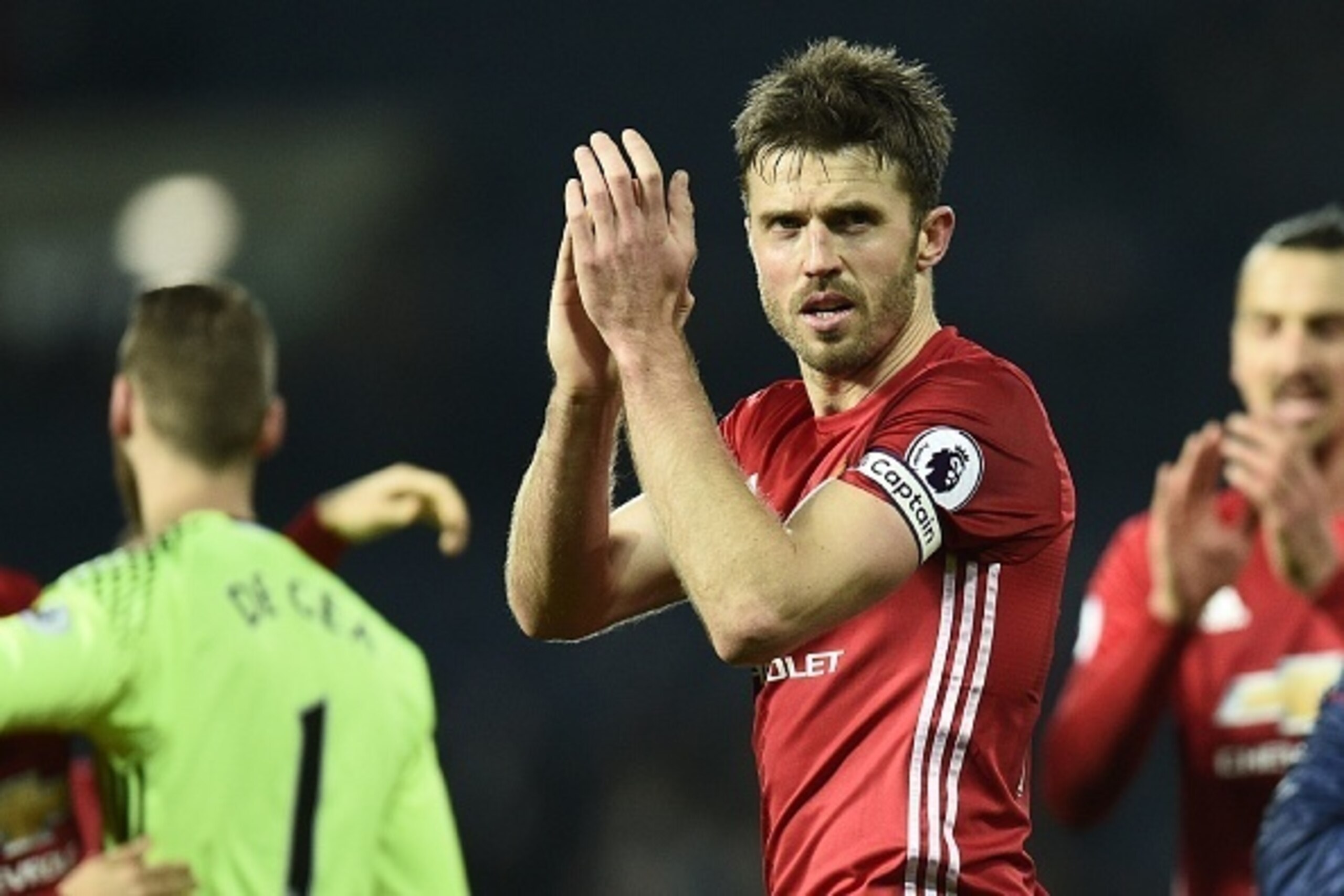 Manchester United's English midfielder Michael Carrick celebrates on the pitch after the English Premier League football match between West Bromwich Albion and Manchester United at The Hawthorns stadium in West Bromwich, central England, on December 17, 2