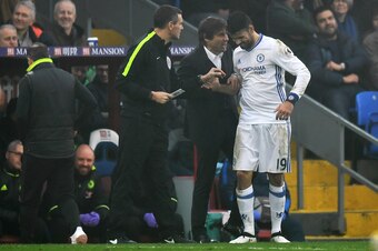 LONDON, ENGLAND - DECEMBER 17:  Diego Costa of Chelsea (R) celebrates scoring his sides first goal with Antonio Conte, Manager of Chelsea (L) during the Premier League match between Crystal Palace and Chelsea at Selhurst Park on December 17, 2016 in Londo