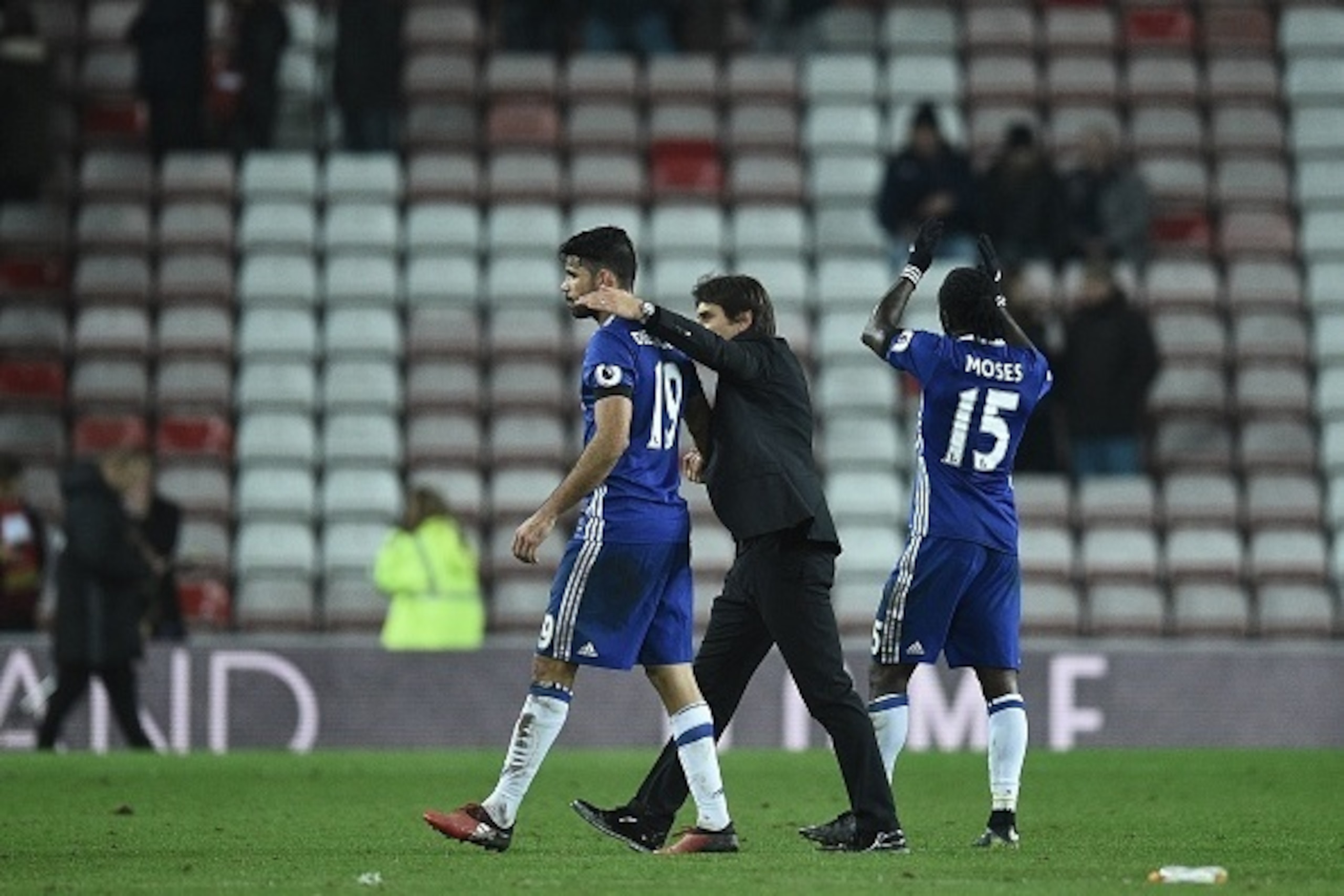 Chelsea's Italian head coach Antonio Conte (C) hugs Chelsea's Brazilian-born Spanish striker Diego Costa (L) as Chelsea's Nigerian midfielder Victor Moses applauds the fans following during the English Premier League football match between Sunderland and Chelsea's Italian head coach Antonio Conte (C) hugs Chelsea's Brazilian-born Spanish striker Diego Costa (L) as Chelsea's Nigerian midfielder Victor Moses applauds the fans following during the English Premier League football match between Sunderland and