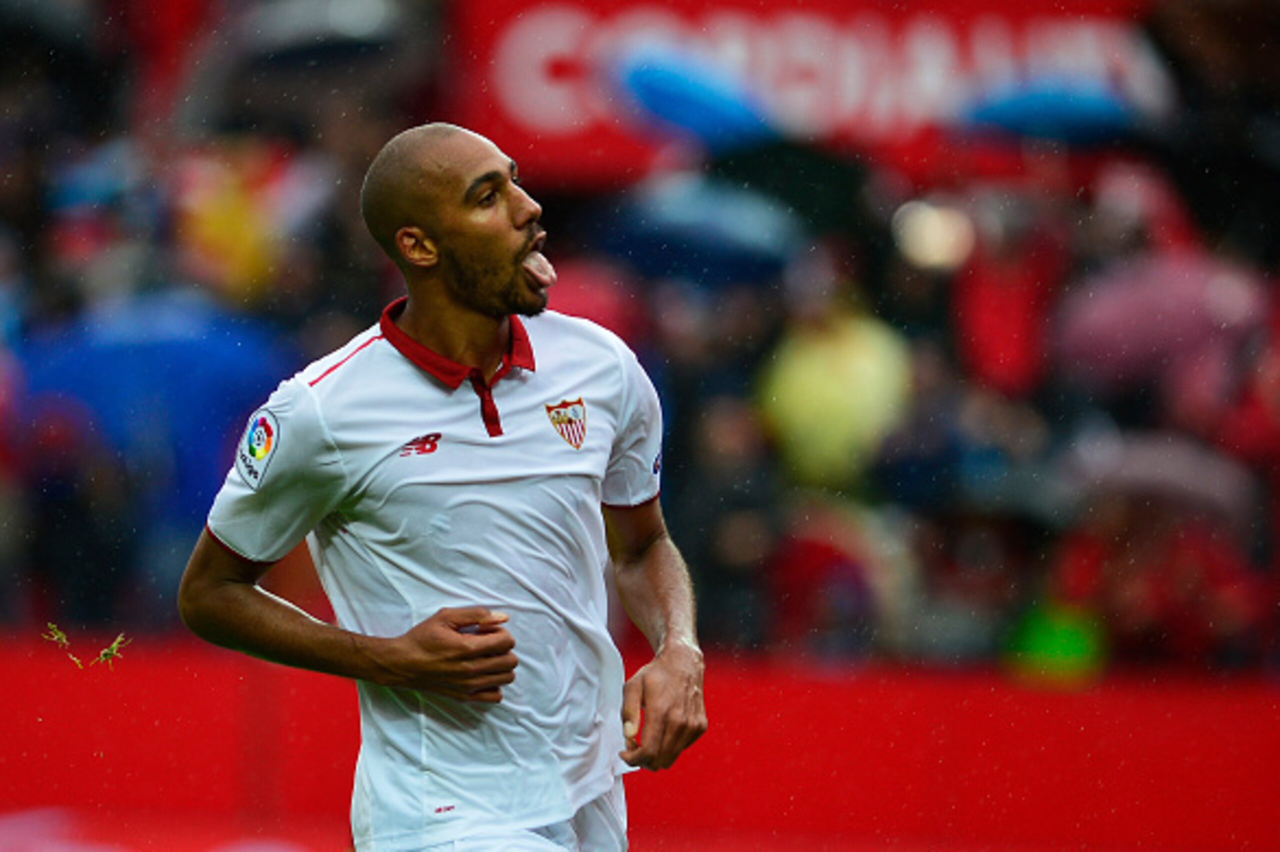 Sevilla's French midfielder Steven N'Zonzi celebrates a goal during the Spanish league football match between Sevilla FC and Club Atletico de Madrid at the Ramon Sanchez Pizjuan stadium in Sevilla on October 23, 2016. / AFP / CRISTINA QUICLER        (Phot