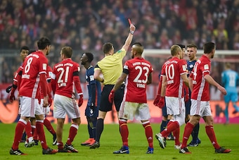 Referee Felix Zwayer shows Leipzig's Swedish striker Emil Forsberg the red card during the German first division Bundesliga football match FC Bayern Munich vs RB Leipzig in Munich, Germany, on December 21, 2016. / AFP / GUENTER SCHIFFMANN / RESTRICTIONS: 