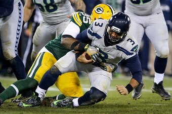 GREEN BAY, WI - DECEMBER 11:  Datone Jones #95 of the Green Bay Packers sacks Russell Wilson #3 of the Seattle Seahawks in the third quarter at Lambeau Field on December 11, 2016 in Green Bay, Wisconsin. (Photo by Dylan Buell/Getty Images)