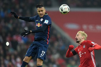 Leipzig's forward Davie Selke (L) and Bayern Munich's defender Mats Hummels (R) vie for the ball during the German first division Bundesliga football match FC Bayern Munich vs RB Leipzig in Munich, Germany, on December 21, 2016. / AFP / Christof STACHE / 