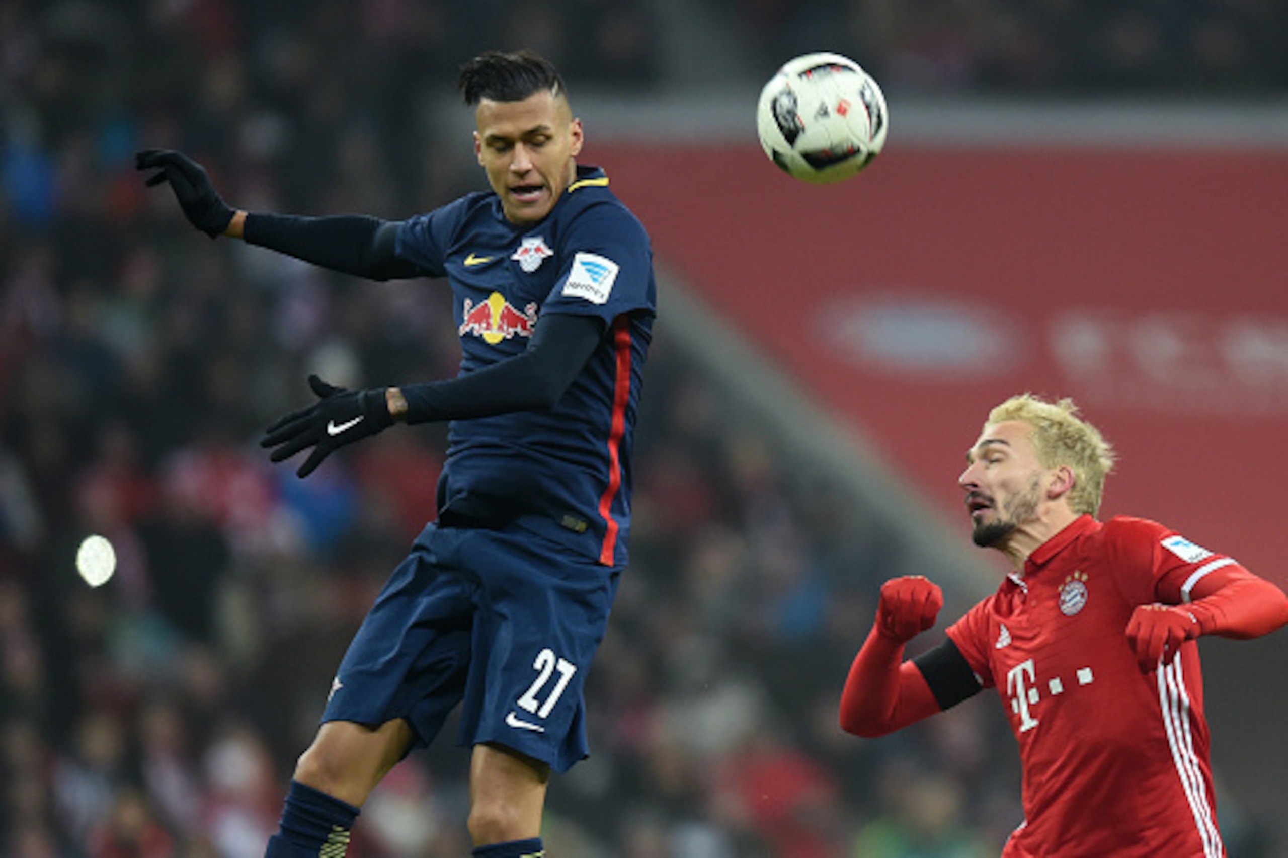Leipzig's forward Davie Selke (L) and Bayern Munich's defender Mats Hummels (R) vie for the ball during the German first division Bundesliga football match FC Bayern Munich vs RB Leipzig in Munich, Germany, on December 21, 2016. / AFP / Christof STACHE / 