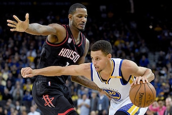 OAKLAND, CA - DECEMBER 01:  Stephen Curry #30 of the Golden State Warriors dribbles the ball while defended by Trevor Ariza #1 of the Houston Rockets during an NBA basketball game at ORACLE Arena on December 1, 2016 in Oakland, California. NOTE TO USER: U