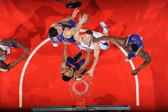 LOS ANGELES, CA - DECEMBER 7:  Zaza Pachulia #27 of the Golden State Warriors blocks the shot of Blake Griffin #32 of the LA Clippers on December 7, 2016 at STAPLES Center in Los Angeles, California. NOTE TO USER: User expressly acknowledges and agrees th