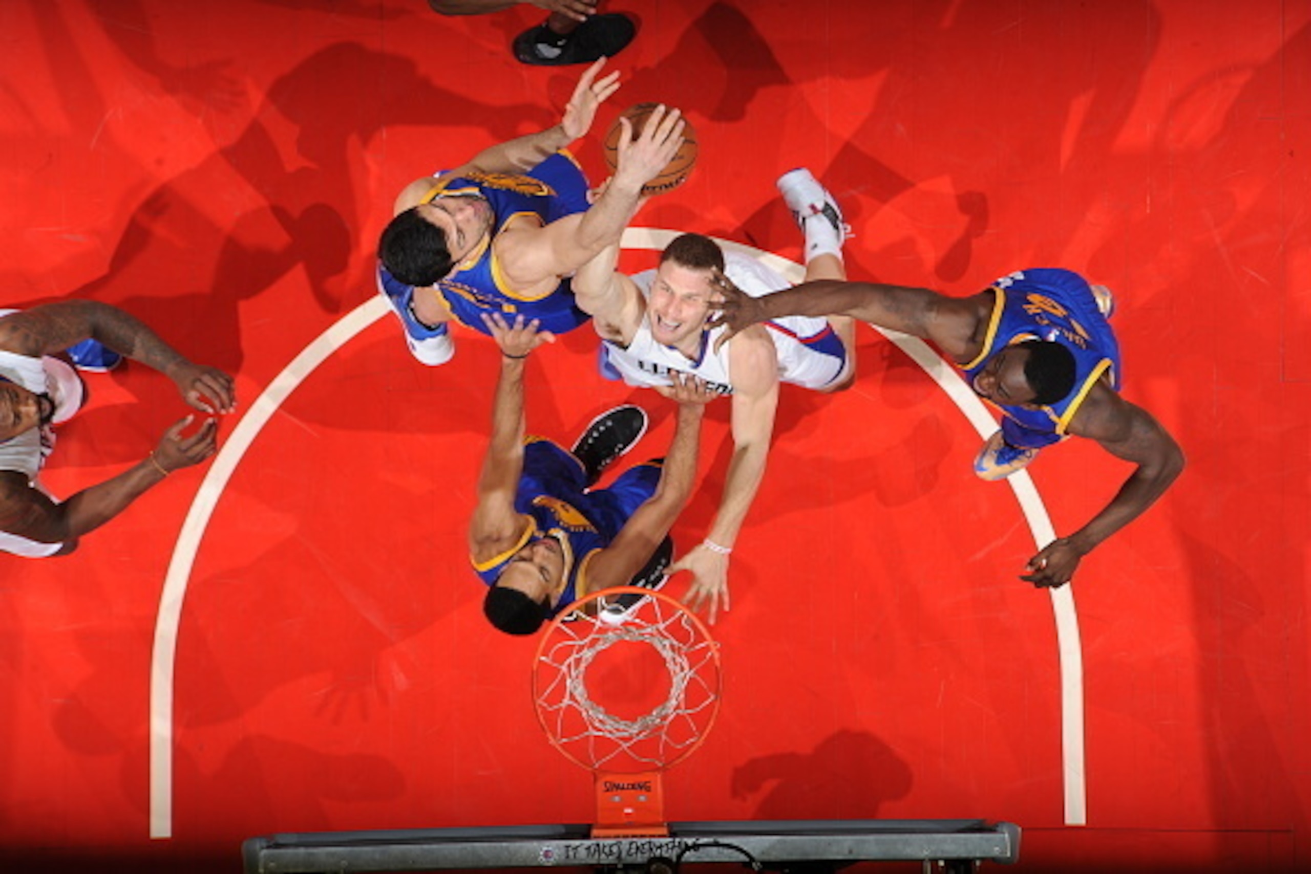 LOS ANGELES, CA - DECEMBER 7:  Zaza Pachulia #27 of the Golden State Warriors blocks the shot of Blake Griffin #32 of the LA Clippers on December 7, 2016 at STAPLES Center in Los Angeles, California. NOTE TO USER: User expressly acknowledges and agrees th
