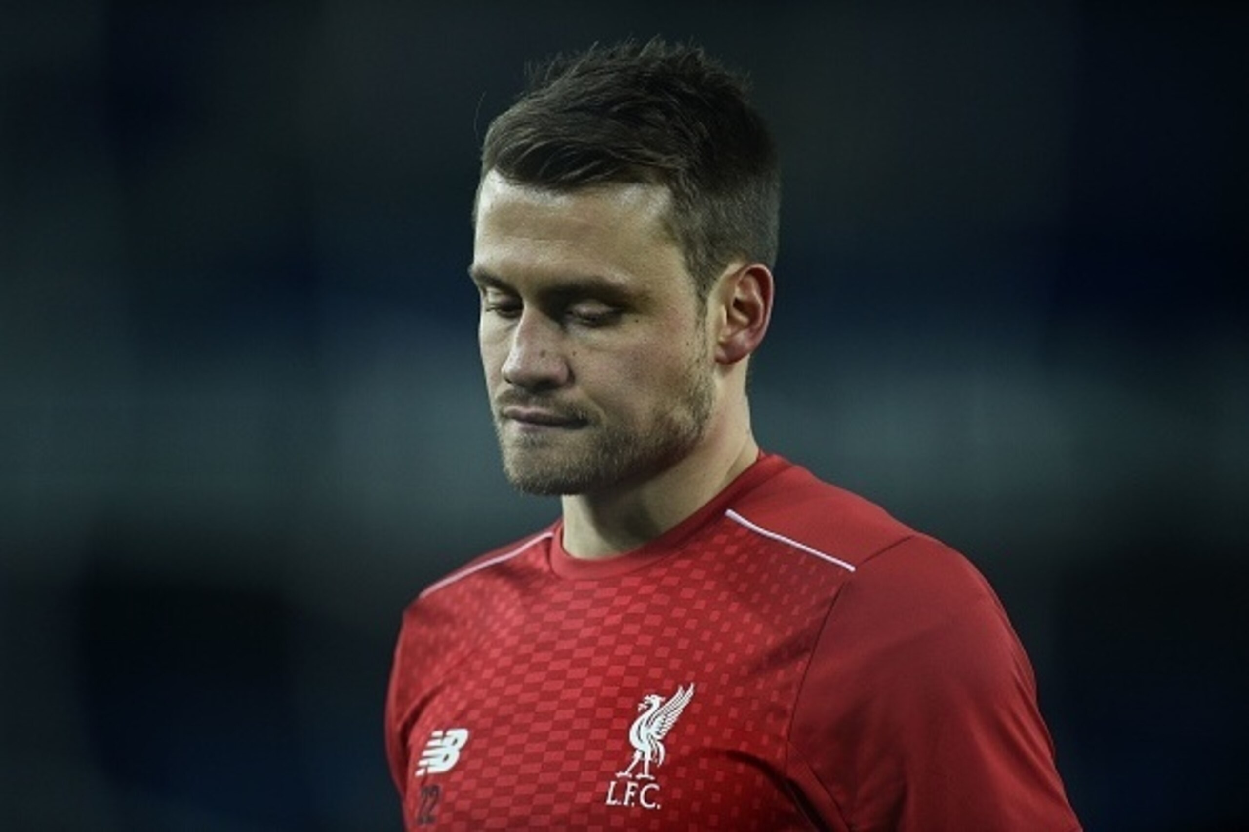 Liverpool's Belgian goalkeeper Simon Mignolet reacts as he warms up ahead of the English Premier League football match between Everton and Liverpool at Goodison Park in Liverpool, north west England on December 19, 2016. / AFP / Oli SCARFF / RESTRICTED TO Liverpool's Belgian goalkeeper Simon Mignolet reacts as he warms up ahead of the English Premier League football match between Everton and Liverpool at Goodison Park in Liverpool, north west England on December 19, 2016. / AFP / Oli SCARFF / RESTRICTED TO