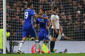 LONDON, ENGLAND - NOVEMBER 26: Diego Costa of Chelsea and Pedro of Chelsea celebrat during the Premier League match between Chelsea and Tottenham Hotspur at Stamford Bridge on November 26, 2016 in London, England. (Photo by Catherine Ivill - AMA/Getty Ima
