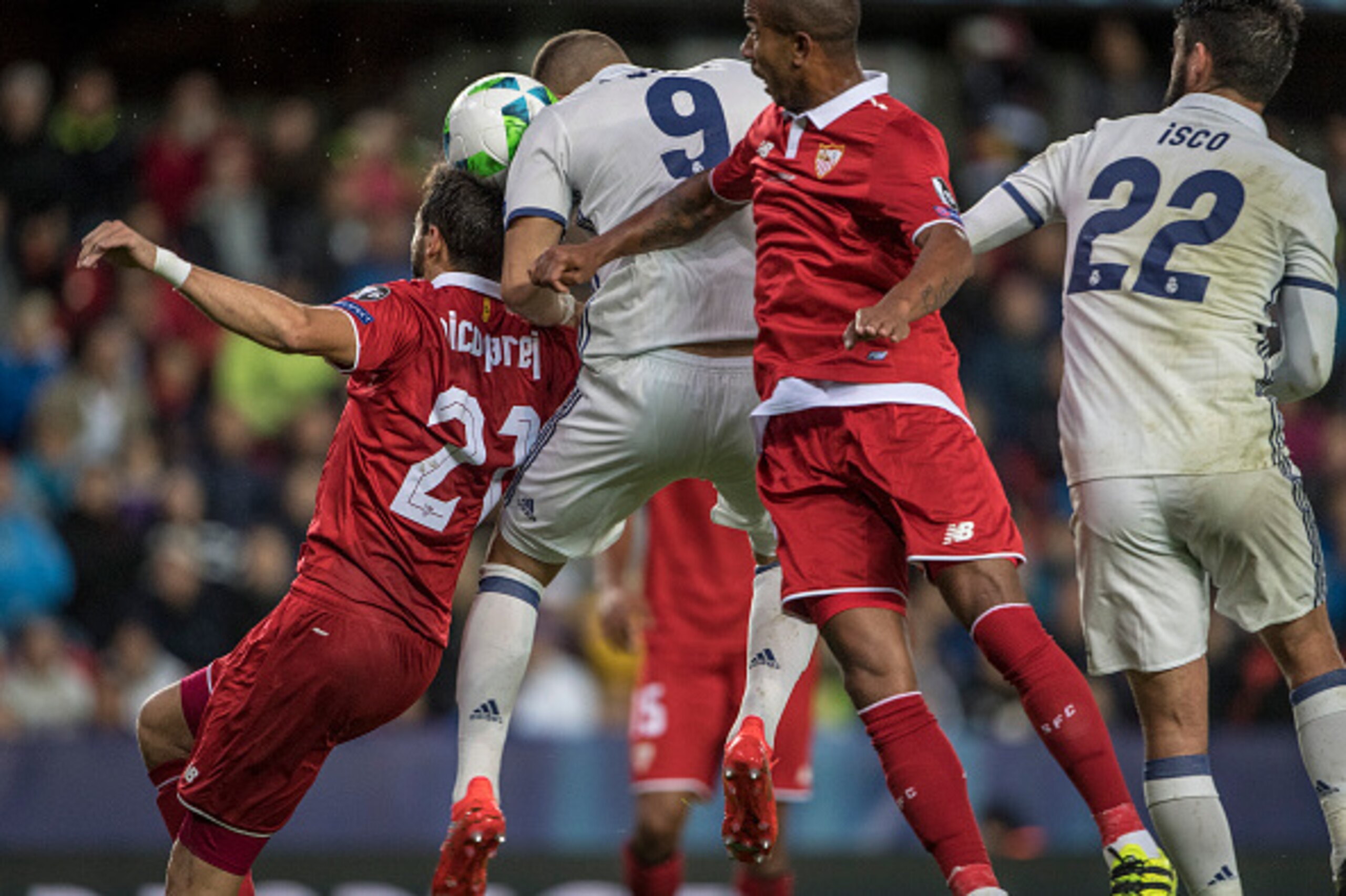 TRONDHEIM, NORWAY - AUGUST 09: Mariano Ferreira, Nicolas Pareja  of Sevilla, Karim Benzema, Isco of Real Madrid during theUEFA Super Cup match between Real Madrid and Sevilla at the Lerkendal Stadion on August 9, 2016 in Trondheim, Norway. (Photo by Trond
