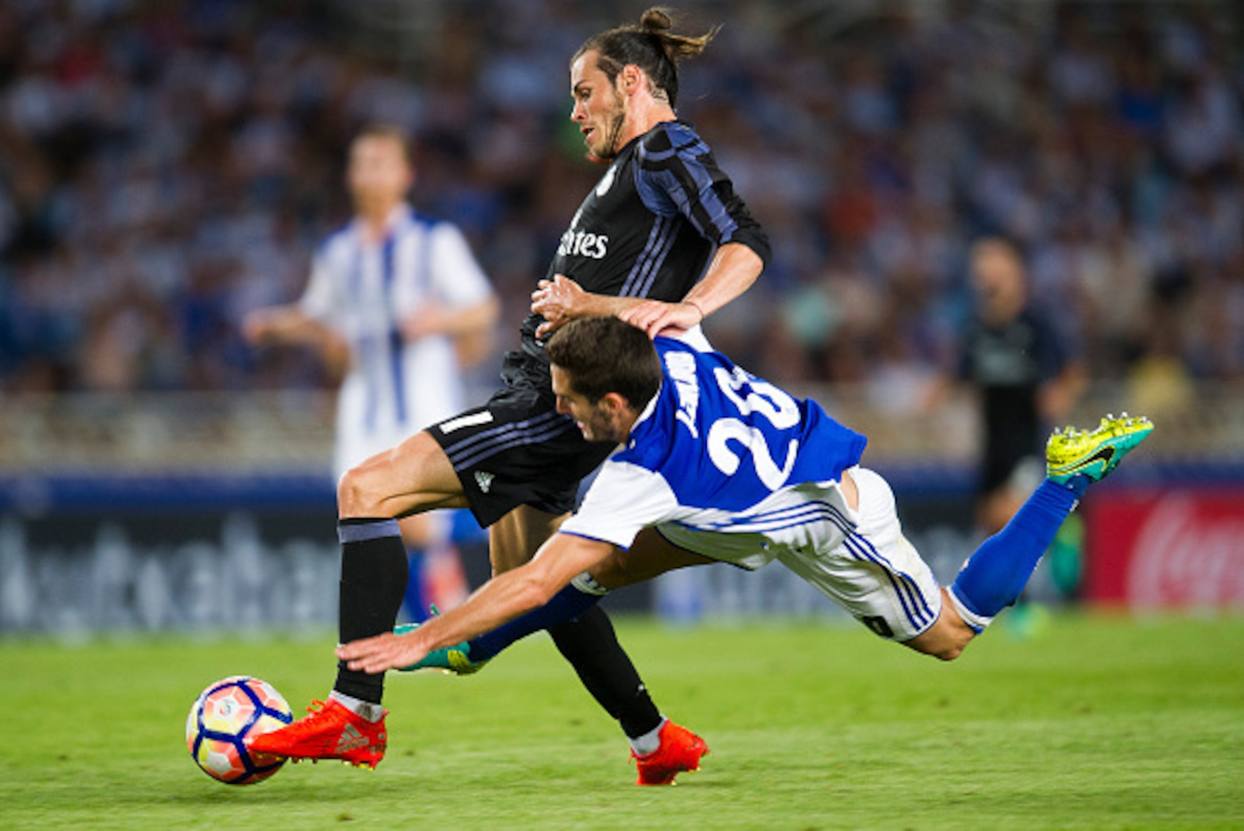 SAN SEBASTIAN, SPAIN - AUGUST 21:  Gareth Bale of Real Madrid duels for the ball with Joseba Zaldua of Real Sociedad during the La Liga match between Real Sociedad de Futbol and Real Madrid at Estadio Anoeta on August 21, 2016 in San Sebastian, Spain.  (P